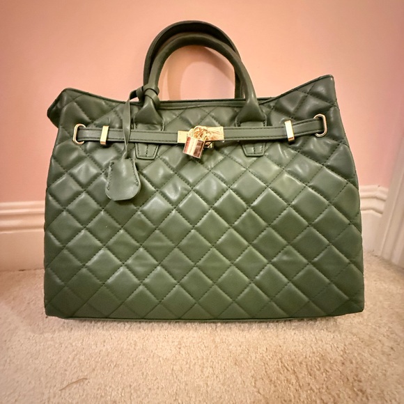 Badgley Mischka Elegant Green Quilted Handbag - Picture 2 of 7